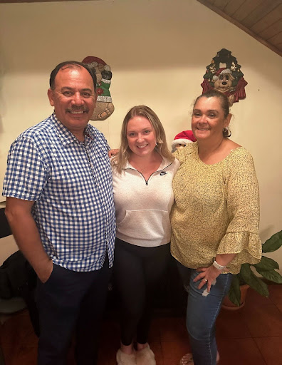 Breannan O’Hara, center, stands with her host parents, Alberto and Marcela, in Costa Rica. // Courtesy of Breannan O’Hara.
